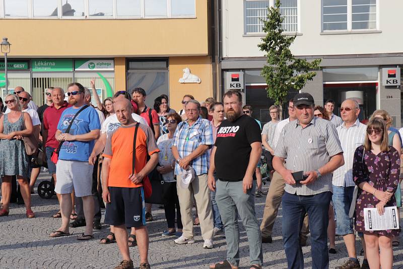 V Příbrami se už potřetí demonstrovalo proti výměně na pozici ministra spravedlnosti i proti premiérovi Andreji Babišovi. Tentokrát demonstranty podpořil i herec Pavel Nový.