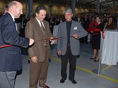Slavnostního přestřižení stuhy v nové dobříšské továrně na bagry Bobcat se ujal prezident Bobcat Richard Pedtke.