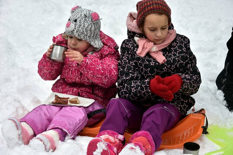 Čím výše účastníci stoupali, tím bylo okolí krásnější, v lese bylo téměř 50 centimetrů sněhu.Na Pražáku na příchozí čekaly medaile, červené razítko, pečení buřtíků a teplé alkoholické i nealkoholické nápoje.