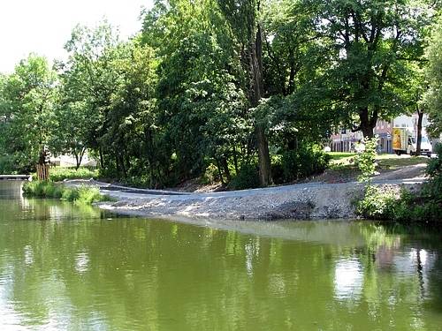 Z Dvořákova nábřeží a okolí Hořejší Obory se stalo staveniště