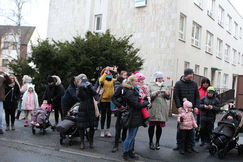 Tradiční průvod Tří králů přilákal stovky lidí a zahájil letošní tříkrálovou sbírku.