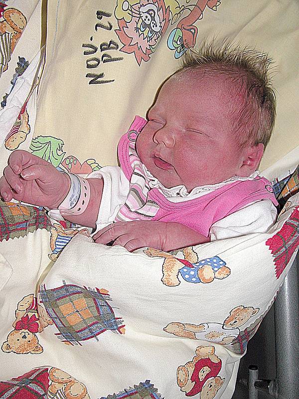 EMA Brokešová, dcerka maminky Martiny a tatínka Jana z Pičína, se prvně rozhlédla po světě ve středu 23. listopadu, vážila 3,33 kg a měřila 50 cm. Chránit ji bude jedenáctiletý bráška Dominik.