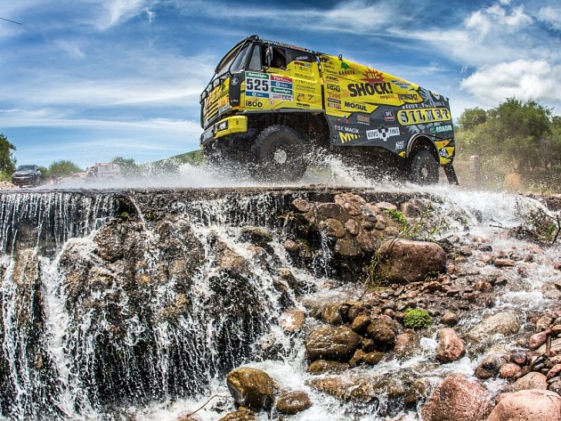 Martin Macík se svým týmem během závodu Dakar 2016. 