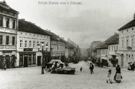 Příbramský deník | Pohlednice z minulosti: Pražská ulice v Příbrami |  fotogalerie