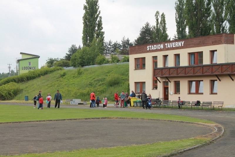 Lehkoatletický stadion Taverny v Sedlčanech.