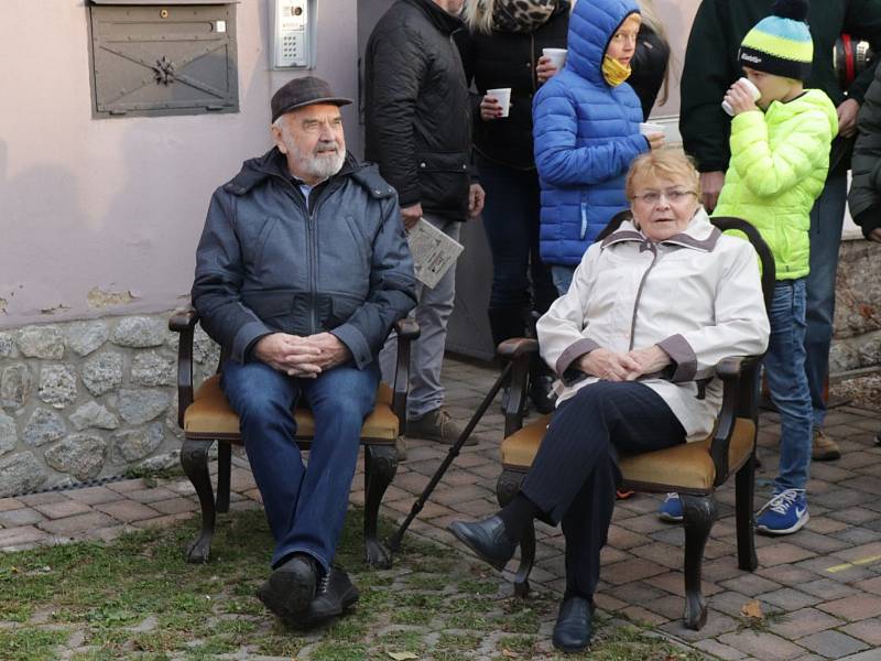 Z odhalení pamětní desky největšímu českému géniovi a vynálezci Járovi Cimrmanovi na domě čp. 12 v Dělnické ulici ve Staré Huti.