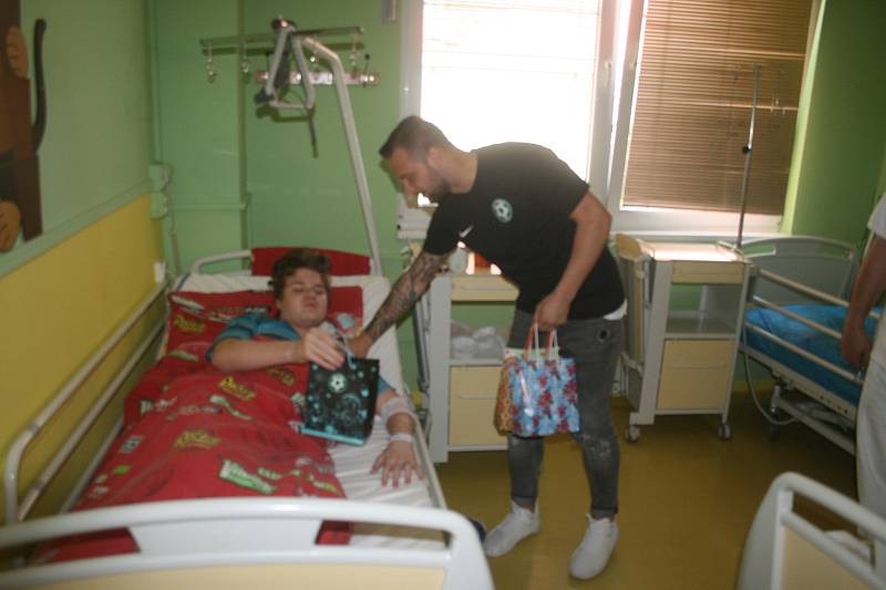 NA DOBROU VĚC. Fotbalisté 1. FK Příbram se rozhodli udělat radost nemocným dětem a předali dětskému oddělení  příbramské nemocnice finanční dar.