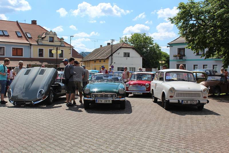 V Petrovicích u Sedlčan si dali už potřetí dostaveníčko milovníci historických vozidel.