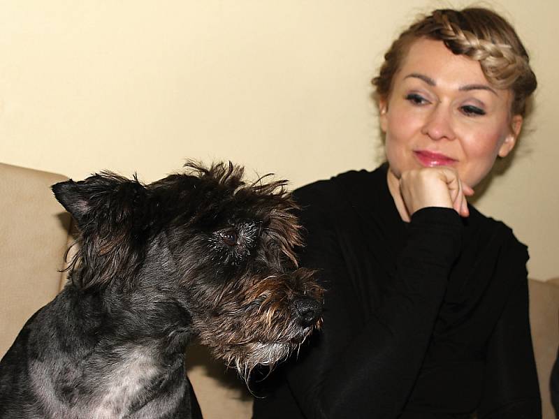Kateřina Hrachovcová ztvárňuje roli vdavekchtivé Agáty a její pes Inženýr Punťa, který je členem hereckého týmu.