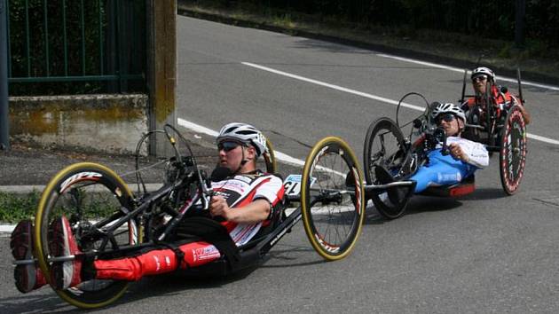 Handbiker Jan Tománek na trati závodu v Itálii.