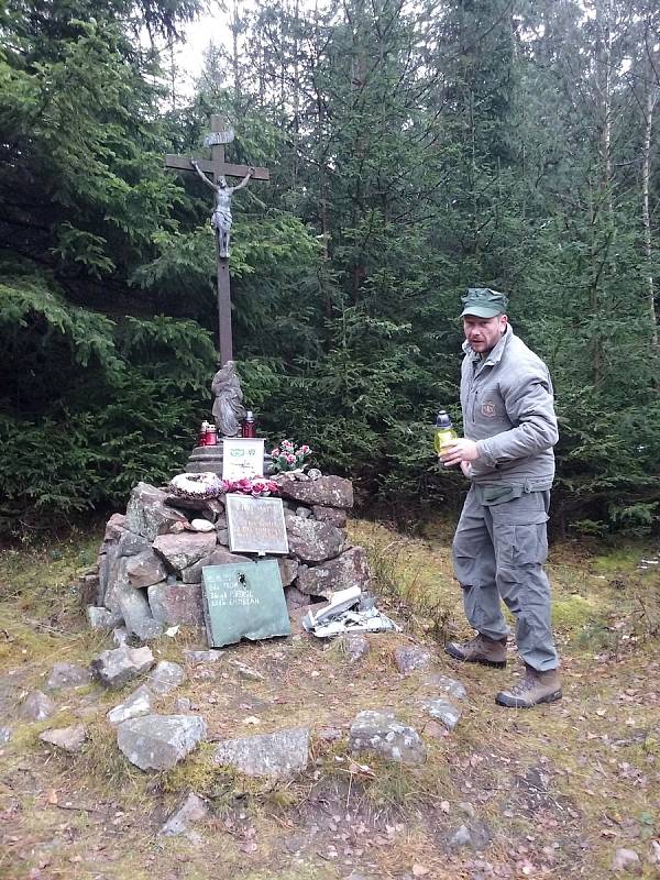 Smutnou událost připomíná pomník, který dodnes navštěvují lidé a rozsvěcí tam na památku tří letců svíčky.