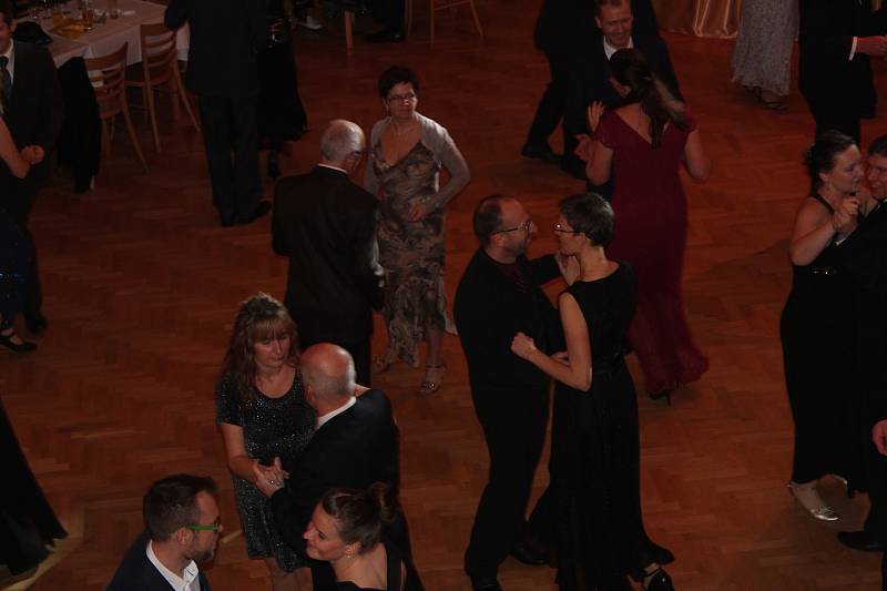 Na sobotním Divadelním plese v Estrádním sále příbramského divadla A.Dvořáka jako překvapení host večera zazpívala Bára Basiková.