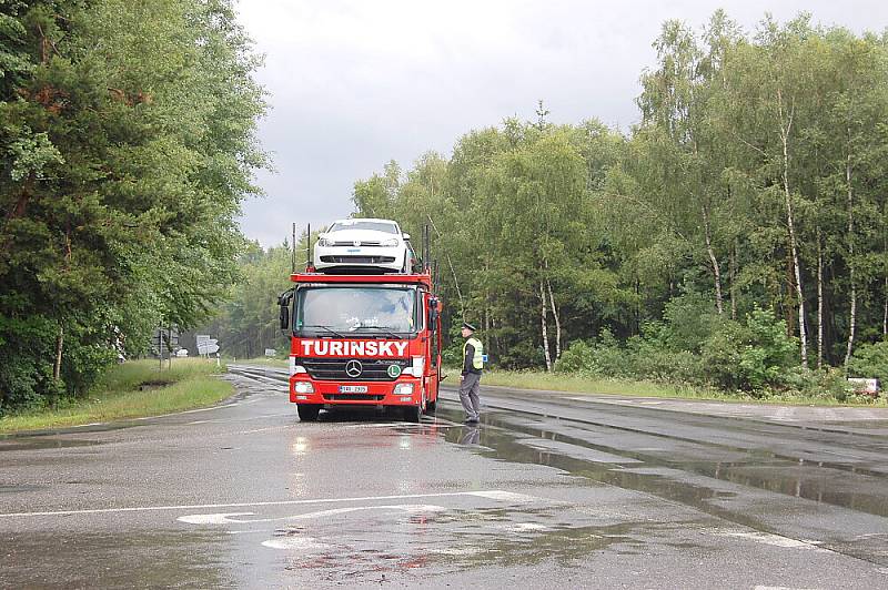 Nehoda dvou osobáků a autobusu mezi křižovatkou Háje a Milínem.