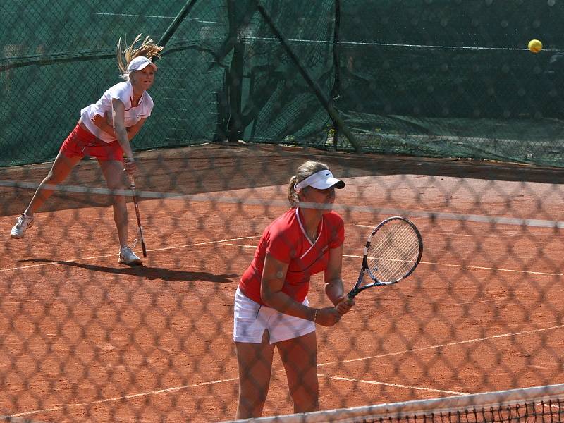 2. liga tenisu: Bohutín - Karlovy Vary (2:7). V bílém tričku Jana Matoušková, v červeném Radka Baštářová.
