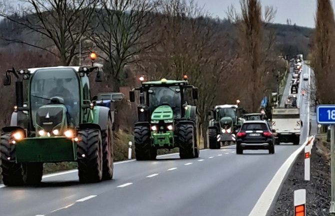 Traktory a jiné zemědělské stroje vyrazily ve čtvrtek 22. února na cestu ze Sedlčan do Příbrami.