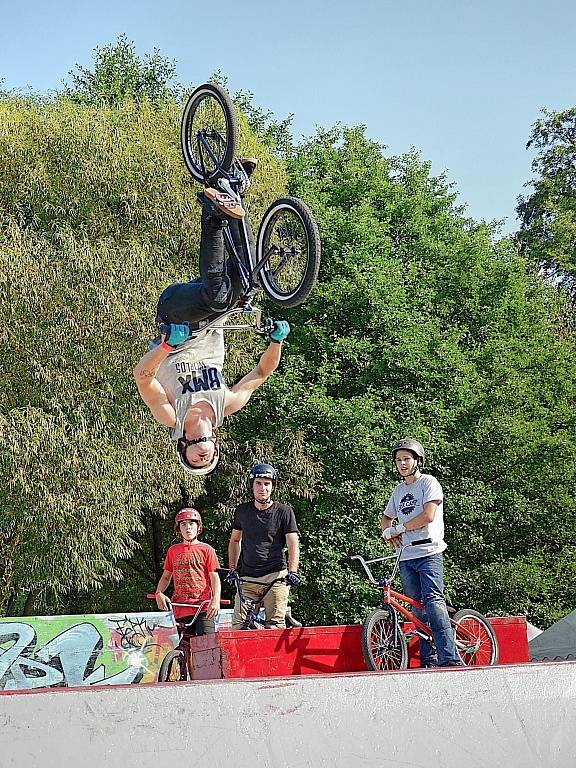 Jezdci ve skateparku opět předvedli dechberoucí triky. 