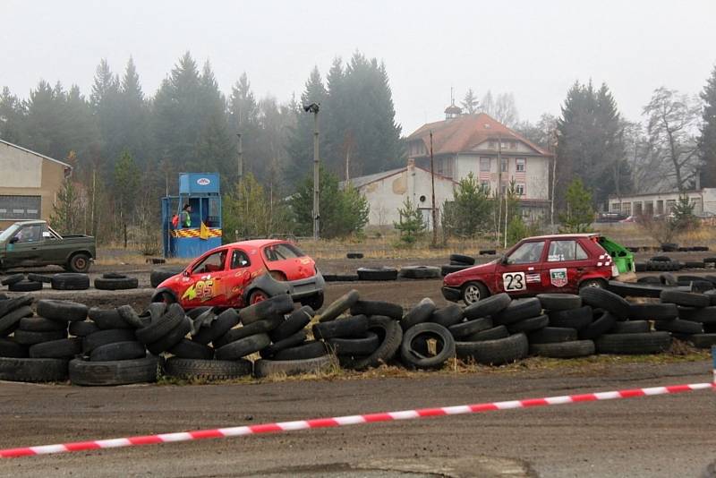 I přes chladné počasí jezdci potěšili diváky hezkými jízdami v areálu bývalých kasáren. FOTO. Radek Ctibor