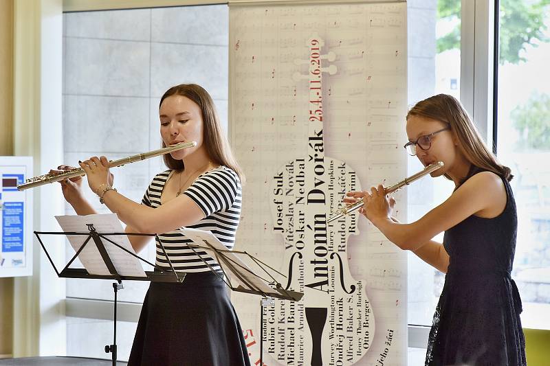 Koncert na hlavní recepci v Oblastní nemocnici v Příbrami v rámci Hudebního festivalu Antonína Dvořáka.