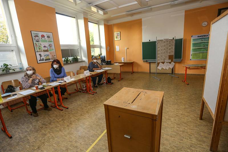 Parlamentní volby v budově příbramského gymnázia.