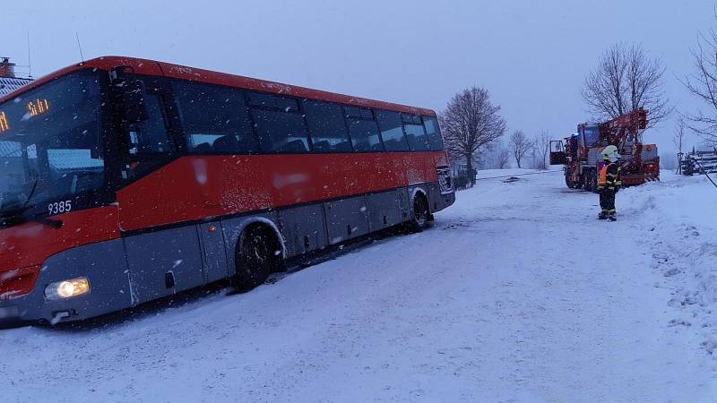 Nehoda autobusu u Obecnice na Příbramsku.