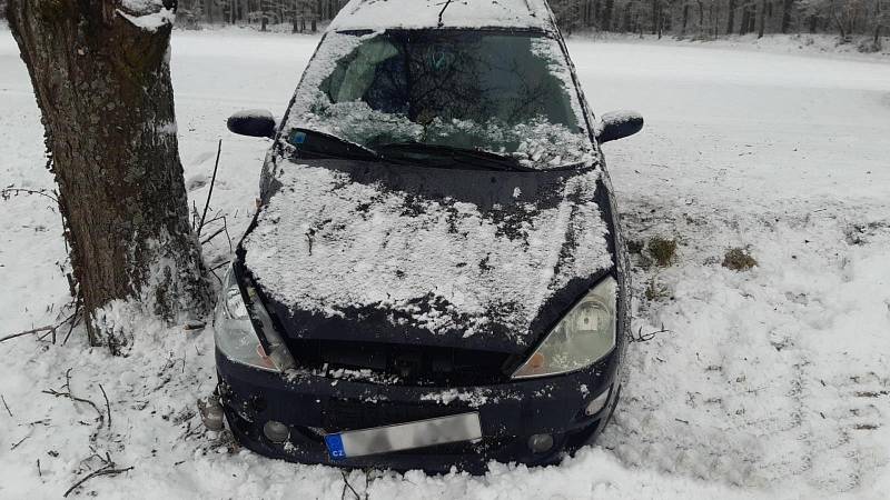 Nehoda osobního vozidla v obci Štětkovice na Příbramsku.