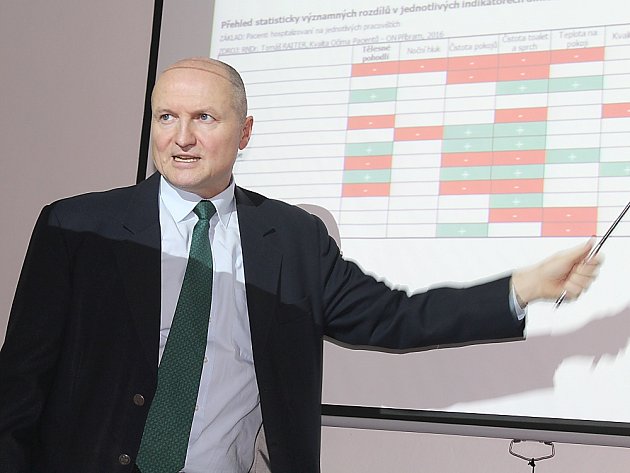 Ředitel projektu Kvalita očima pacientů Tomáš Raiter při prezentaci výsledků průzkumu.