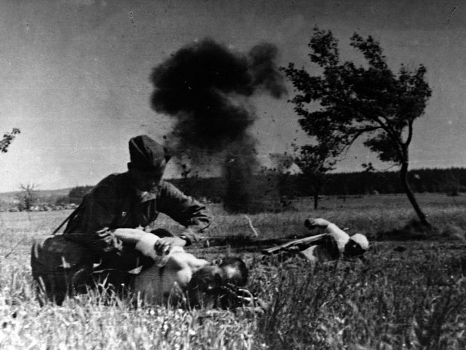 Sovětští vojáci při bojích v okolí Slivice, Milína a Březnice ve dnech 11. a 12. května 1945.