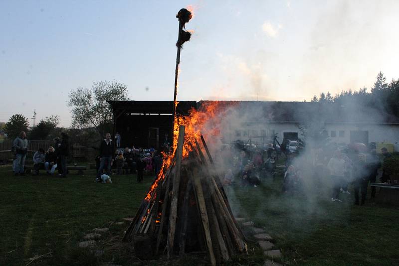 Pálení čarodějnic na K-farmě v Žežicích.