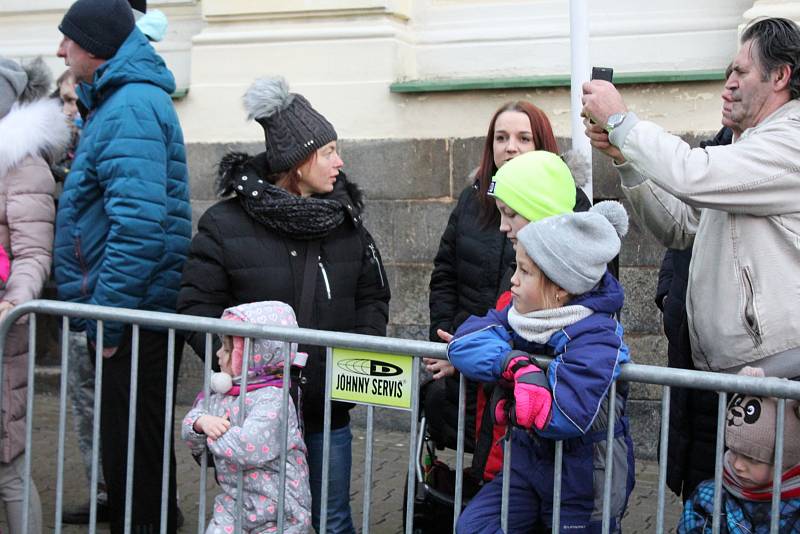 Tradiční průvod Tří králů přilákal stovky lidí a zahájil letošní tříkrálovou sbírku.