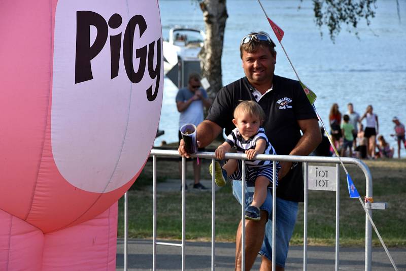 Letní festival v příjemném prostředí, přímo na pláži, byl v tropickém počasí volbou několika tisíců návštěvníků. Foto: Ondřej Navrátil