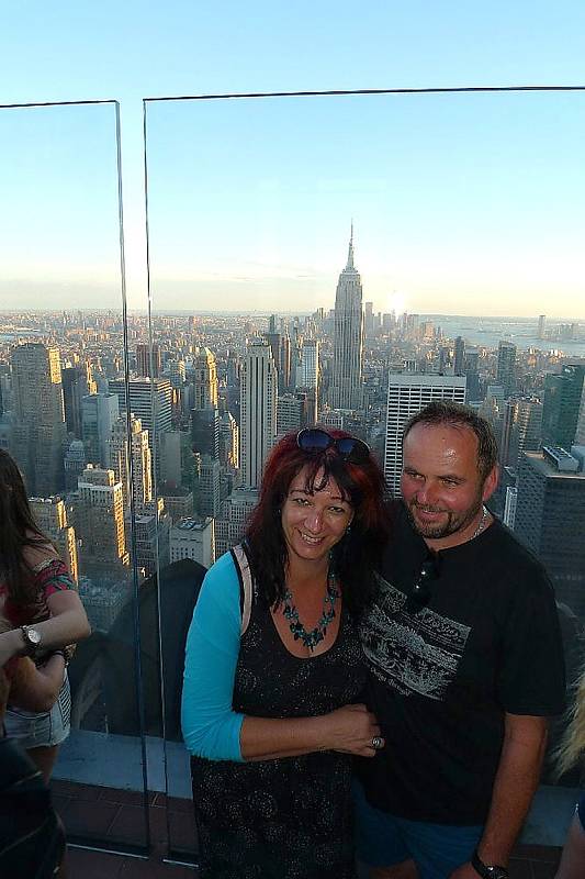 Vyhlídka z mrakodrapu. Za zády Falcových se tyčí Empire State Building.