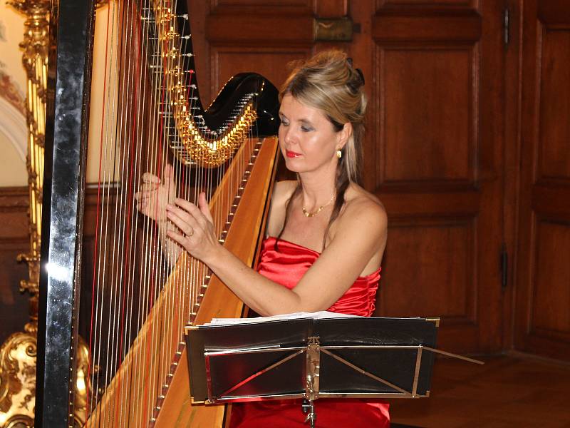 Kateřina Englichová hrála na harfu