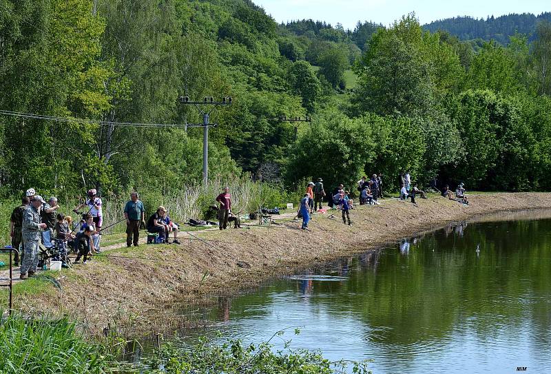 Dětské rybářské závody na rybníku Kopáčov u Jinců.