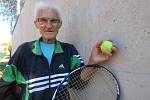 Nejstarším sedlčanským tenistou je téměř 82letý Zbyněk Jetel.