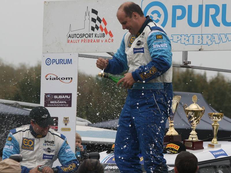 Cíl 36. ročníku PURUM Rally Příbram. Václav Pech a Petr Uhel.