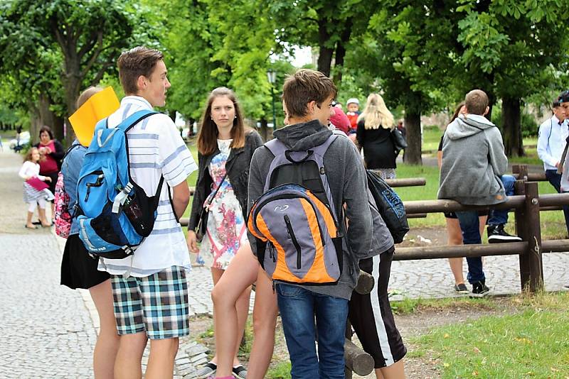 Konec školního roku před základní školou v Jiráskových sadech v Příbrami provázela radost, úleva, ale i slzy.