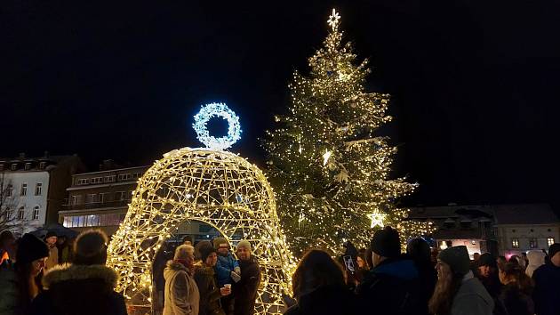 Při prvním adventním zastavení byl rozsvícen vánoční strom na náměstí T.G. Masaryka.