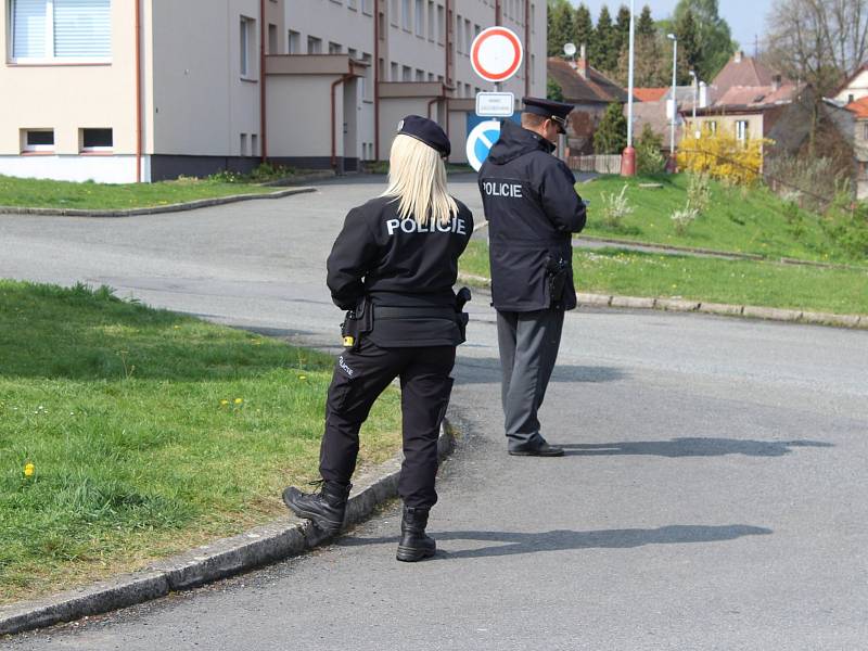 Policisté u domu zavražděného muže v Březnici.
