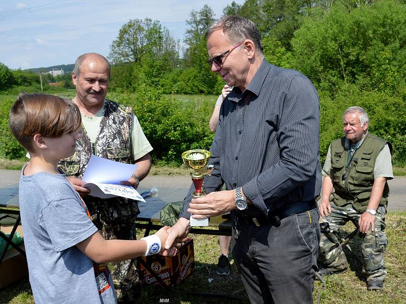 Dětské rybářské závody na rybníku Kopáčov u Jinců.