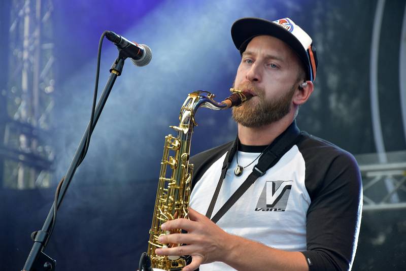 Letní festival v příjemném prostředí, přímo na pláži, byl v tropickém počasí volbou několika tisíců návštěvníků. Foto: Ondřej Navrátil