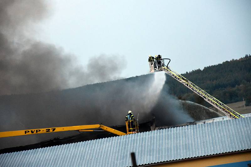 V pátek odpoledne hasiči vyhlásili třetí stupeň požárního poplachu. Důvodem byl požár ve výrobní hale koupelen Ravak, ve které se zpracovávají plasty.