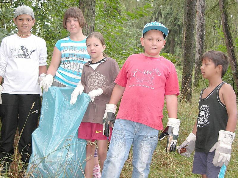 Brigáda u nechvalně proslulých ubytoven na Zdaboři. Uklízely hlavně děti.