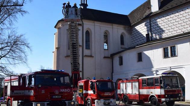 Hasiči procvičovali likvidaci požáru na březnickém zámku.