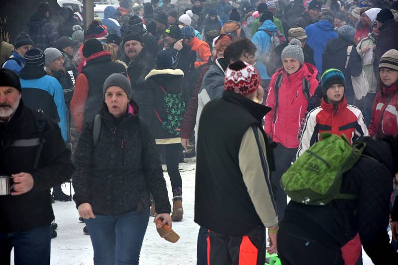 Čím výše účastníci stoupali, tím bylo okolí krásnější, v lese bylo téměř 50 centimetrů sněhu.Na Pražáku na příchozí čekaly medaile, červené razítko, pečení buřtíků a teplé alkoholické i nealkoholické nápoje.