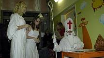 Mikuláš s čerty a anděly navštívili děti v příbramské nemocnici