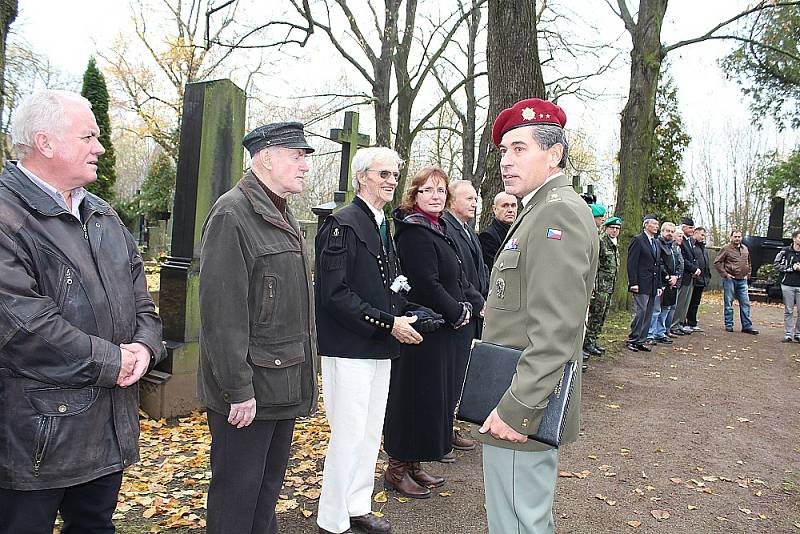 Slavnostní odhalení opraveného hrobu legionáře Josefa Kubelky na příbramském hřbitově. 