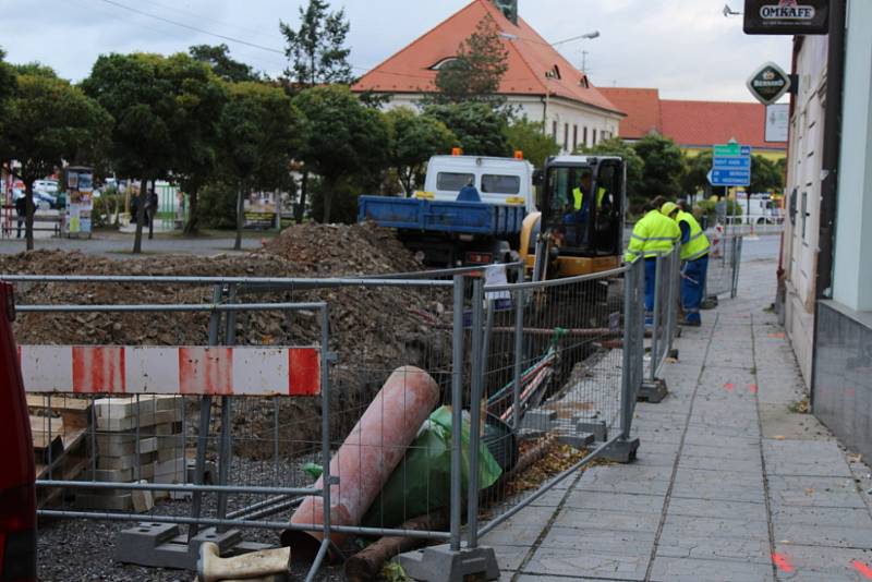 Omezení provozu na Mírovém náměstí v Dobříši je způsobeno rekonstrukcí vodovodního a kanalizačního řádu