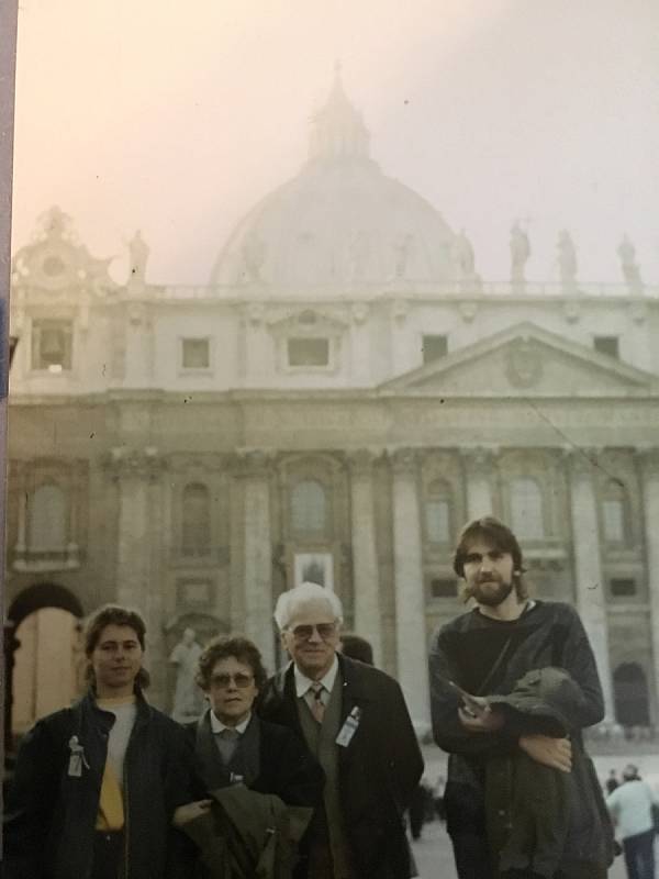 (Zleva) Irena Dubnická, Milada Ciklerová, Zdeněk Cikler, Josef Vacek na svatořečení Anežky České v Římě 12. listopadu 1989.