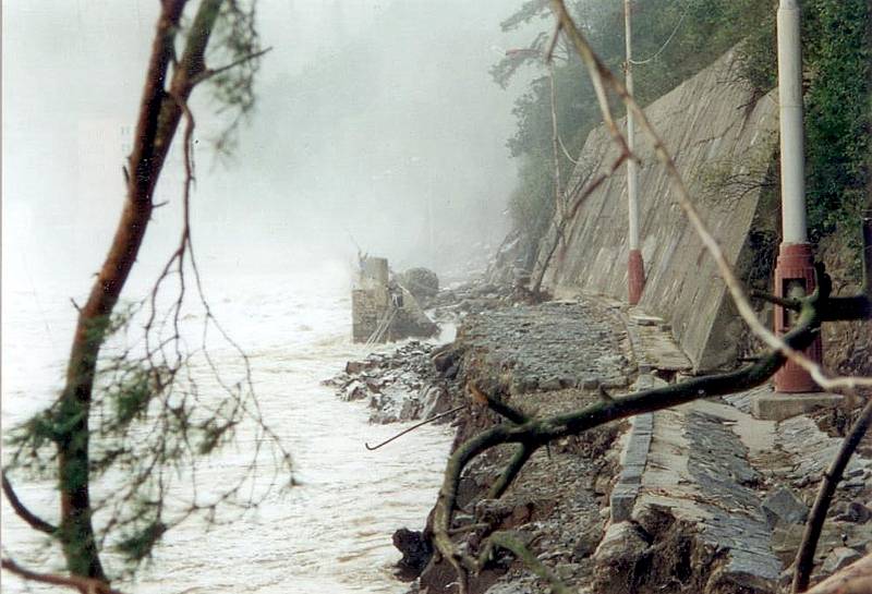 Povodně 2002 v obci Solenice a na přehradě Orlík.