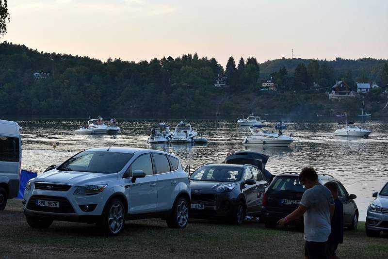 Letní festival v příjemném prostředí, přímo na pláži, byl v tropickém počasí volbou několika tisíců návštěvníků.